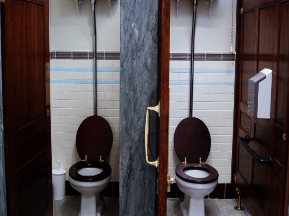 Невролог предупредил о серьезных рисках длительного сидения на унитазе