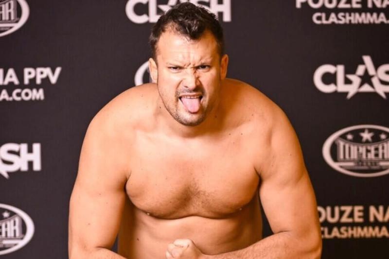 Боец MMA Васко укусил ухо соперника Микуласека, спровоцировав массовую драку