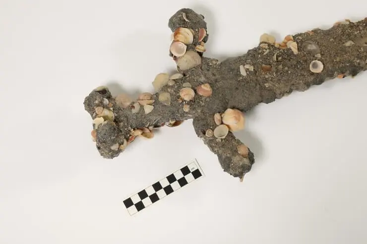 На дне Средиземного моря найден редчайший меч XII века