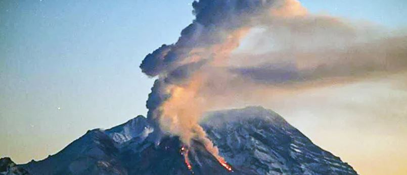 Извержение вулкана Шивелуч на Камчатке угрожает авиаперевозкам