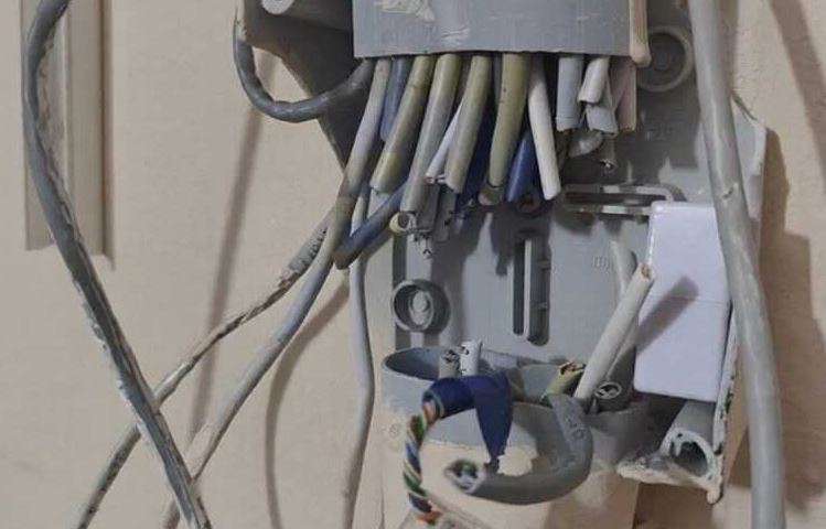 Пенсионерка в Батайске обрезает интернет-кабели соседей из-за «излучения»