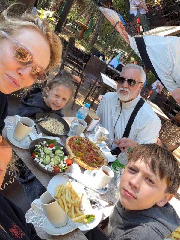 Альбина Джанабаева показала редкое семейное фото с Валерием Меладзе и детьми