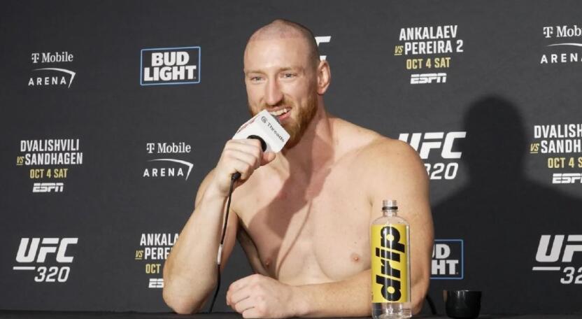 Адесанья надеется на настоящих фанатов на турнире UFC в Белом доме