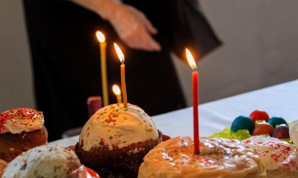 Освящение куличей: необходимость личного присутствия в храме