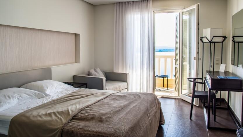 Житель Сингапура приехал домой и нашел в кровати голую девушку