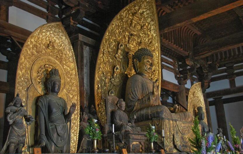 На памятнике японского храма Якусидзи появились загадочные пятна