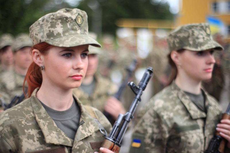 «Страна.ua»: на Украине включат в реестр военнообязанных женщин от 18 до 60 лет